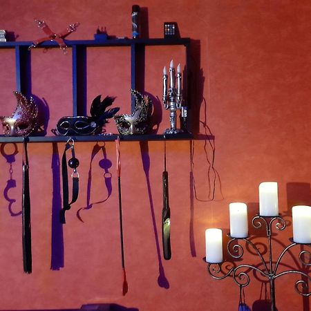 Love Room Le Rouge Et Noir Barr Luaran gambar