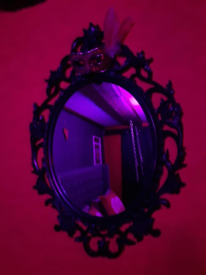 Love Room Le Rouge Et Noir Barr Luaran gambar