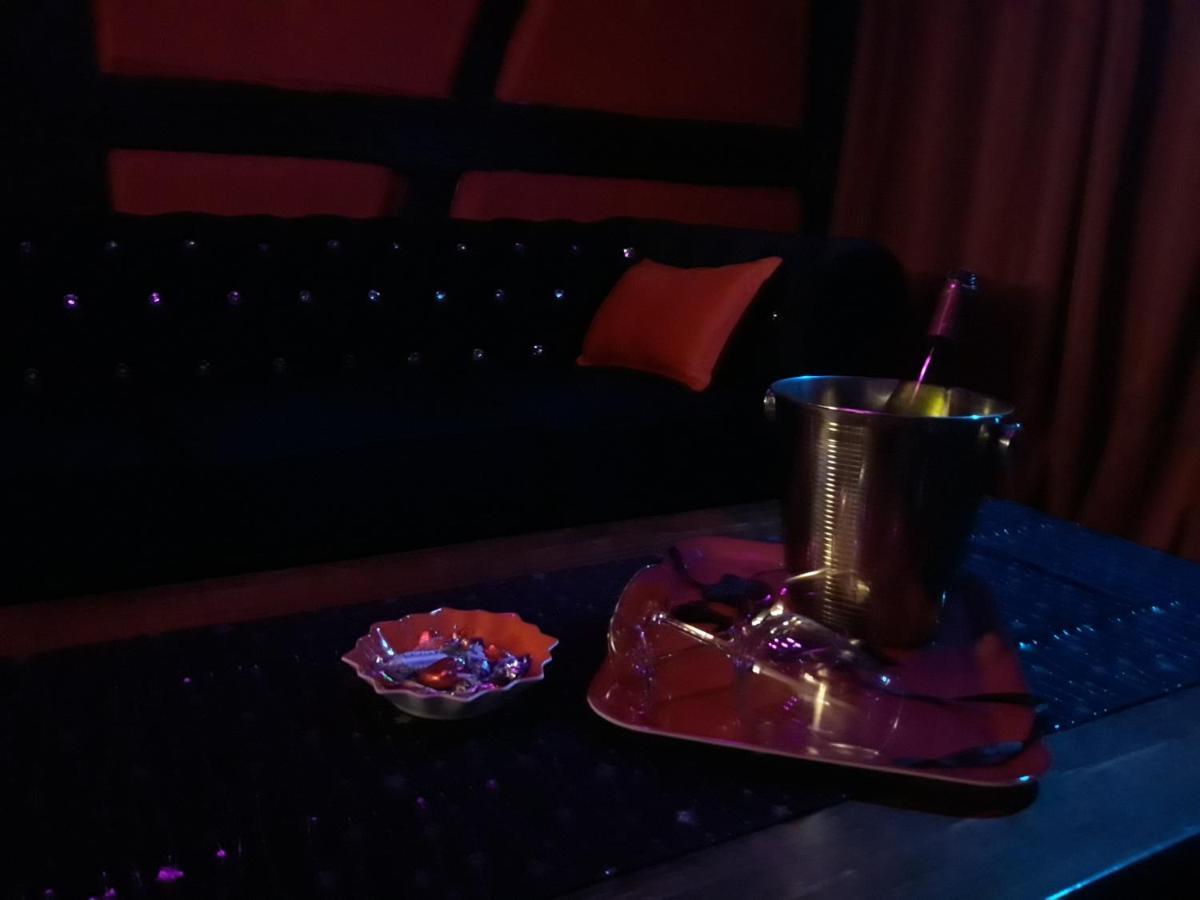 Love Room Le Rouge Et Noir Barr Luaran gambar