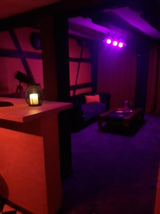 Love Room Le Rouge Et Noir Barr Luaran gambar