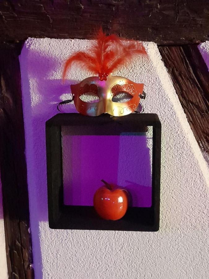 Love Room Le Rouge Et Noir Barr Luaran gambar