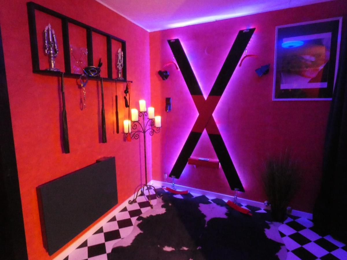 Love Room Le Rouge Et Noir Barr Luaran gambar