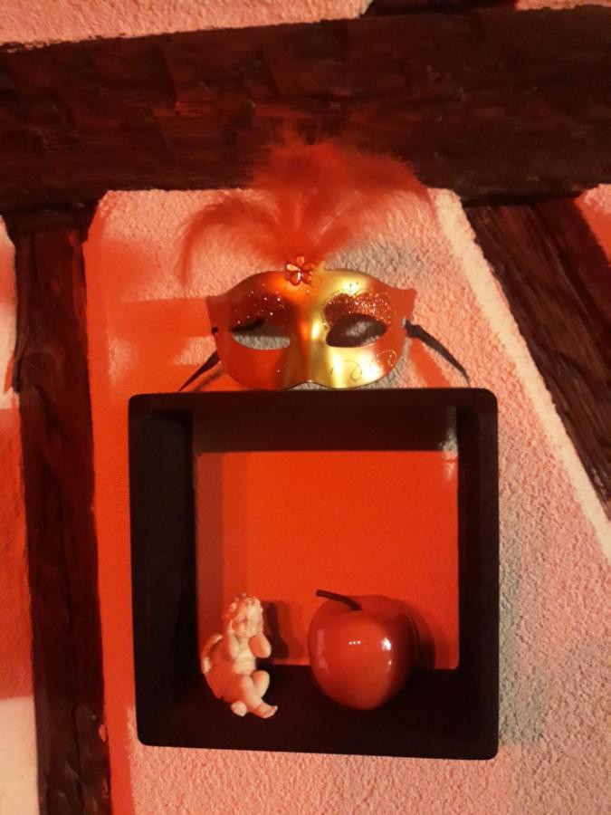 Love Room Le Rouge Et Noir Barr Luaran gambar