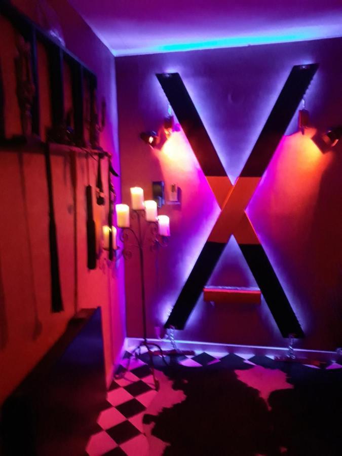 Love Room Le Rouge Et Noir Barr Luaran gambar