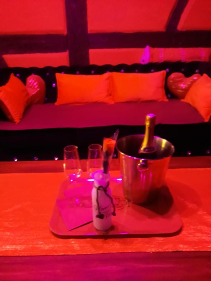 Love Room Le Rouge Et Noir Barr Luaran gambar