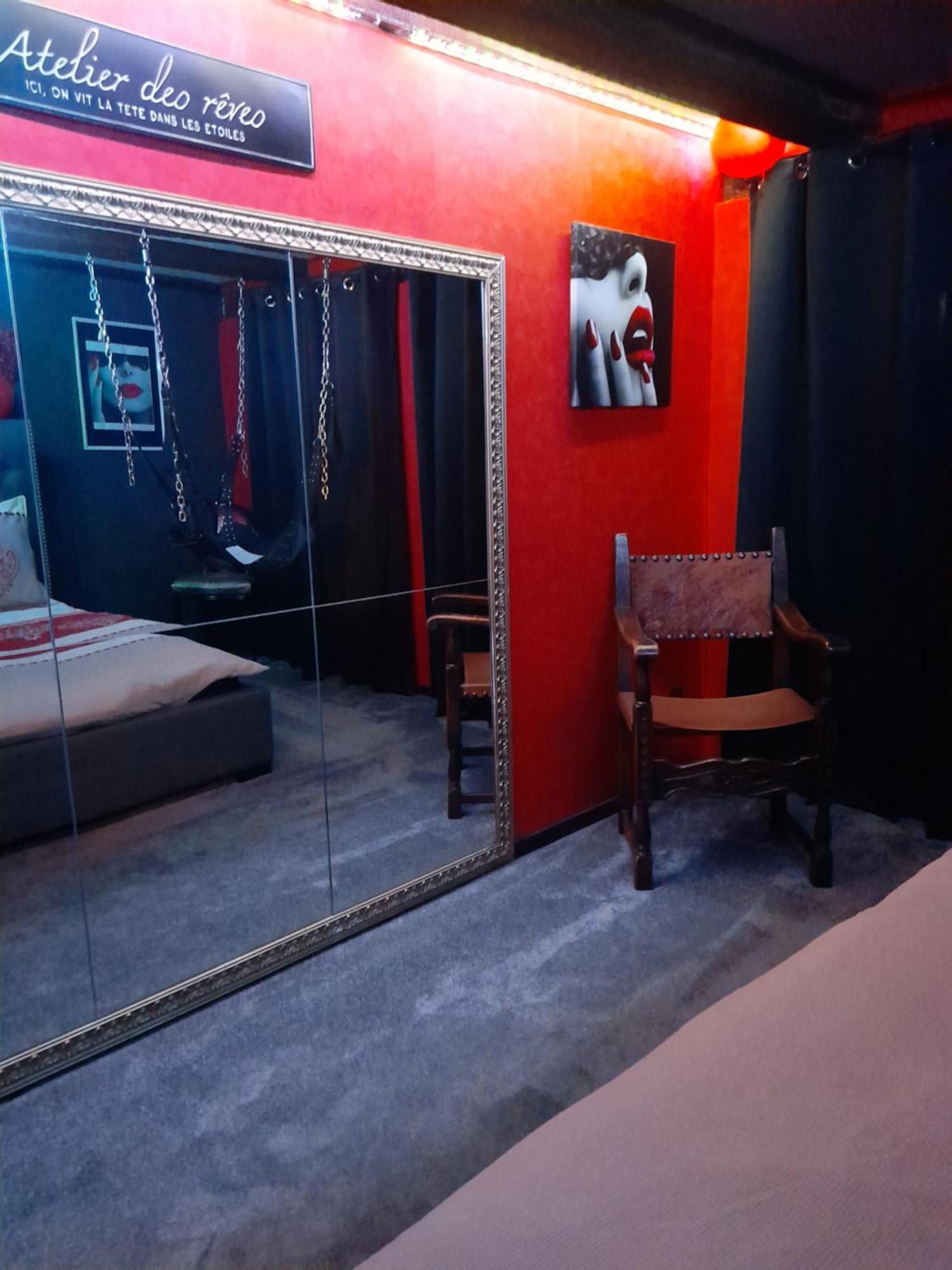 Love Room Le Rouge Et Noir Barr Luaran gambar