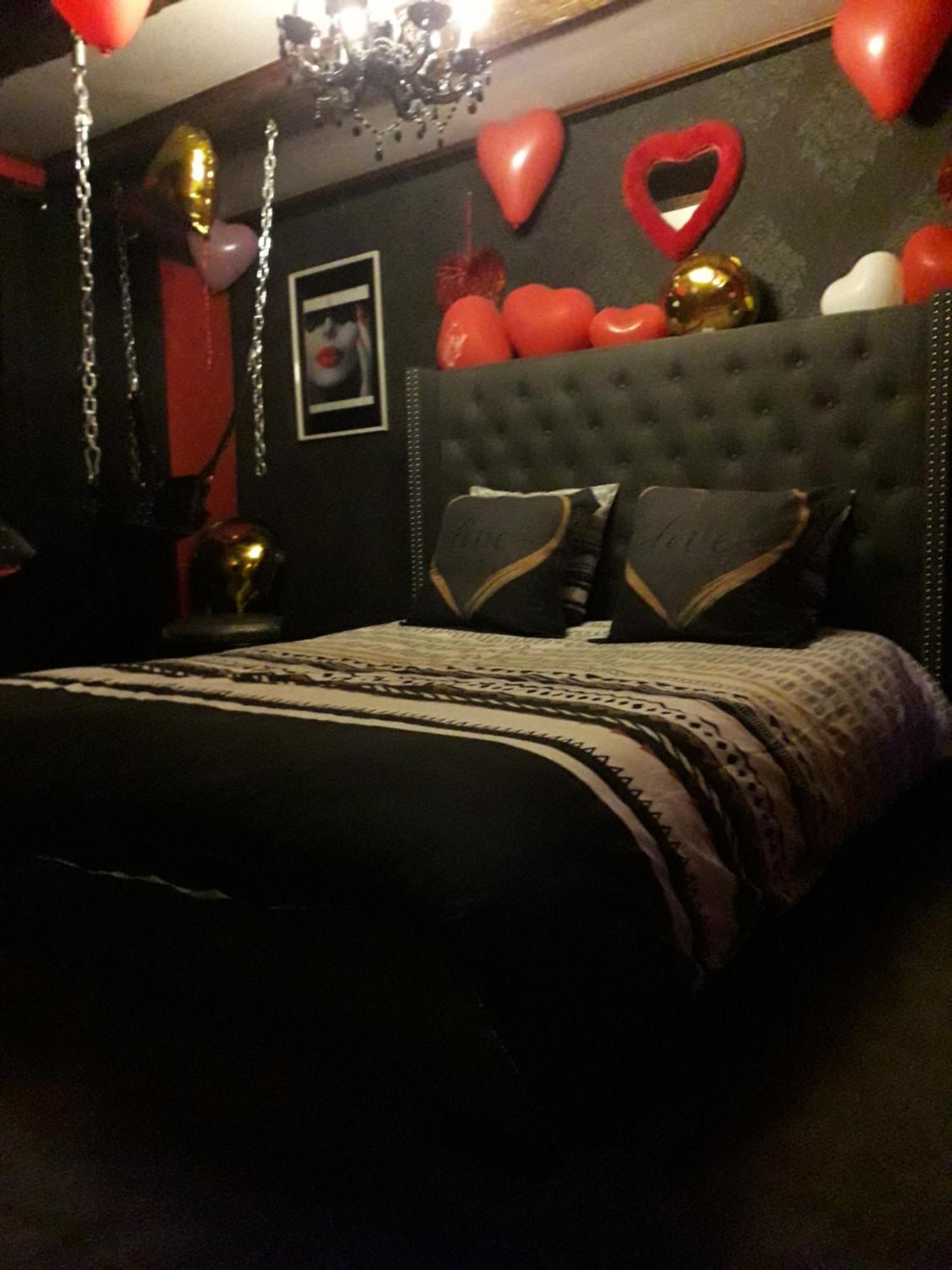 Love Room Le Rouge Et Noir Barr Luaran gambar