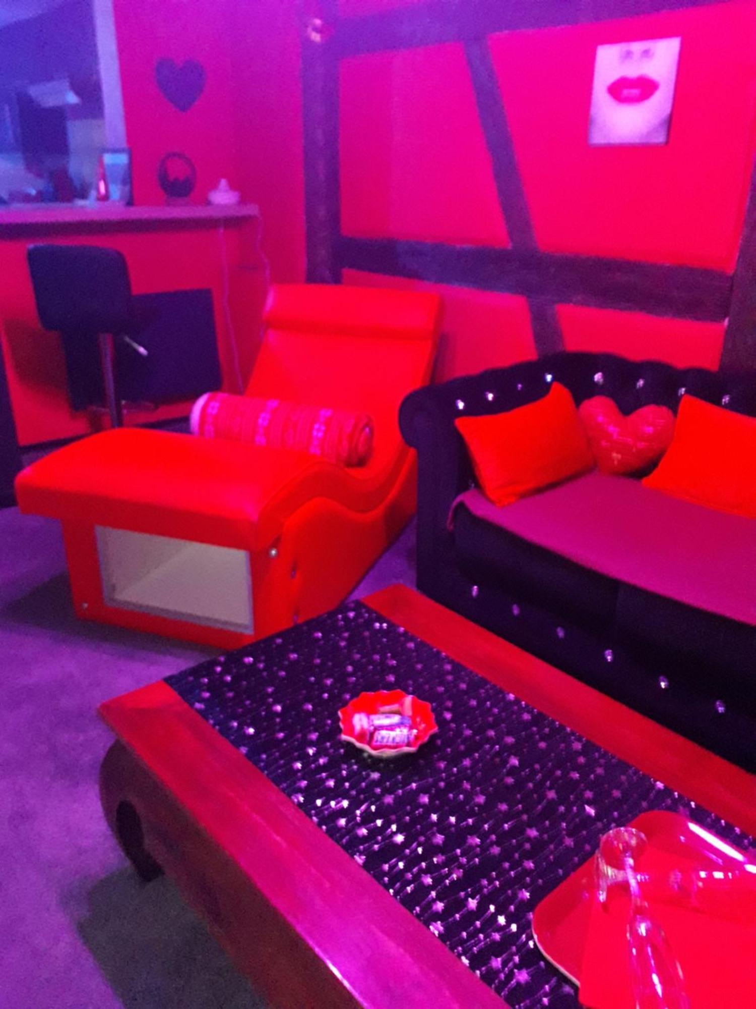 Love Room Le Rouge Et Noir Barr Luaran gambar