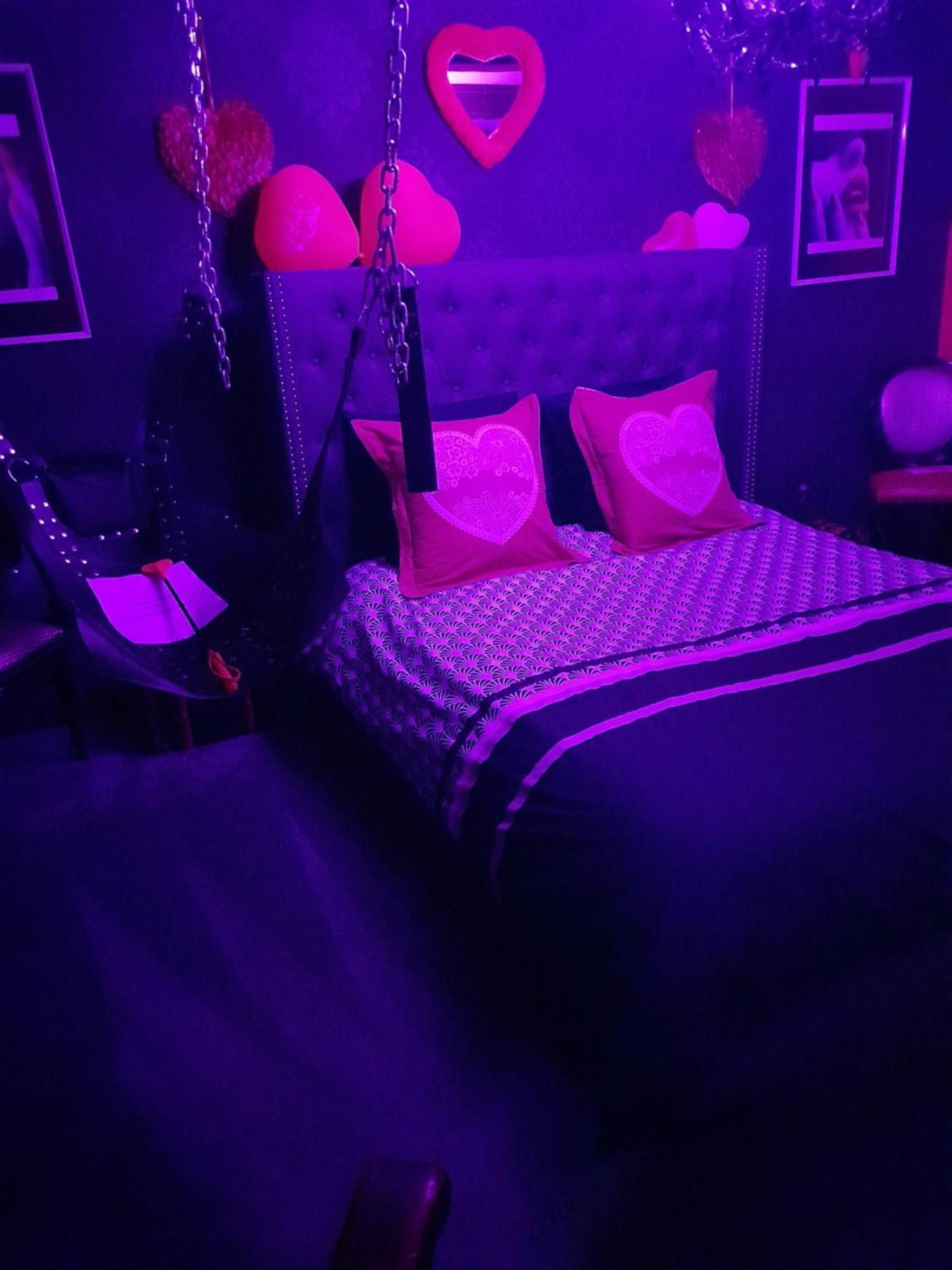 Love Room Le Rouge Et Noir Barr Luaran gambar