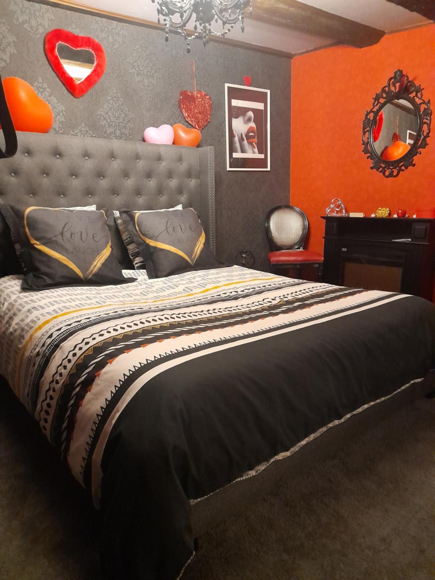 Love Room Le Rouge Et Noir Barr Luaran gambar