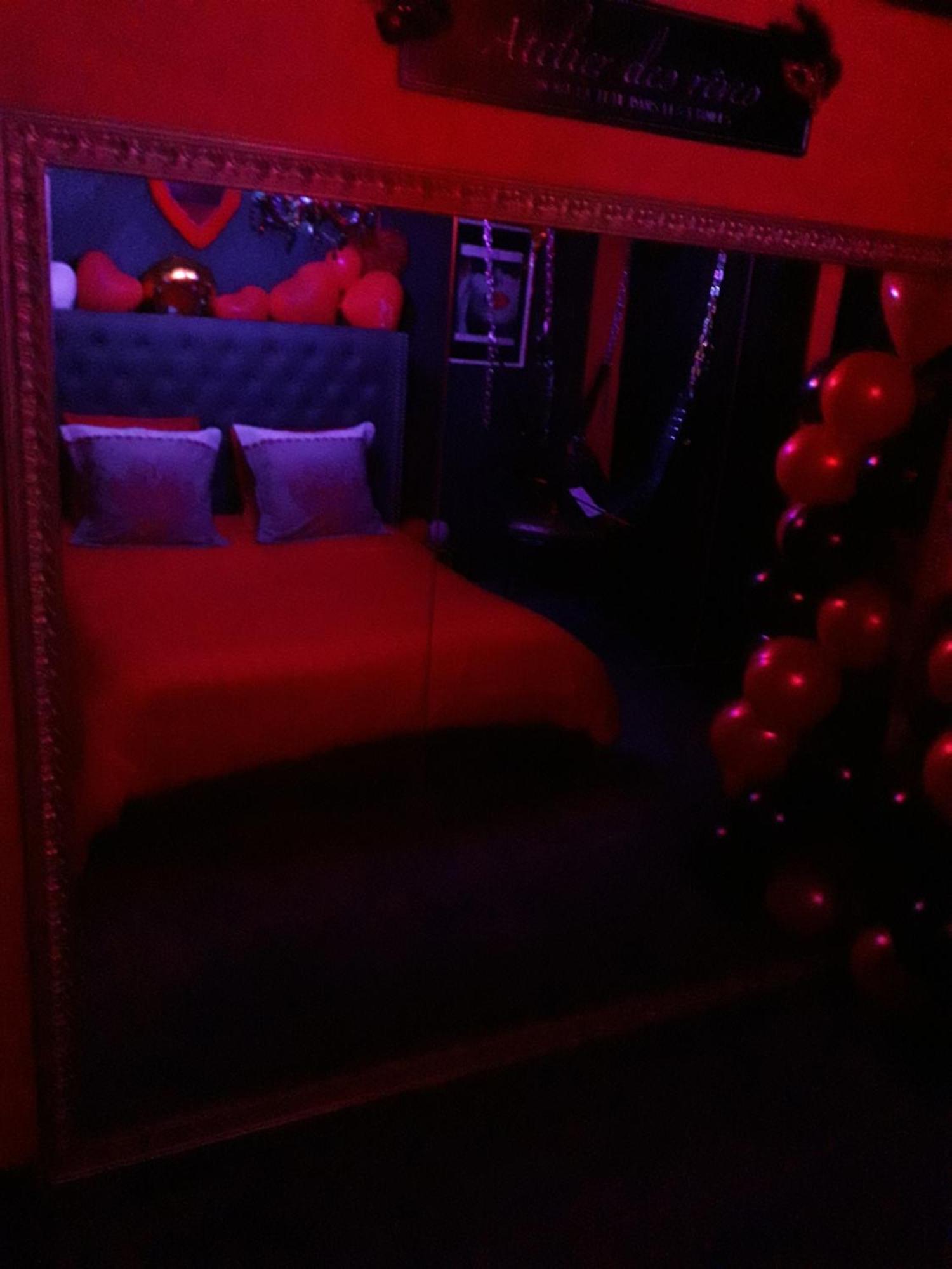 Love Room Le Rouge Et Noir Barr Luaran gambar
