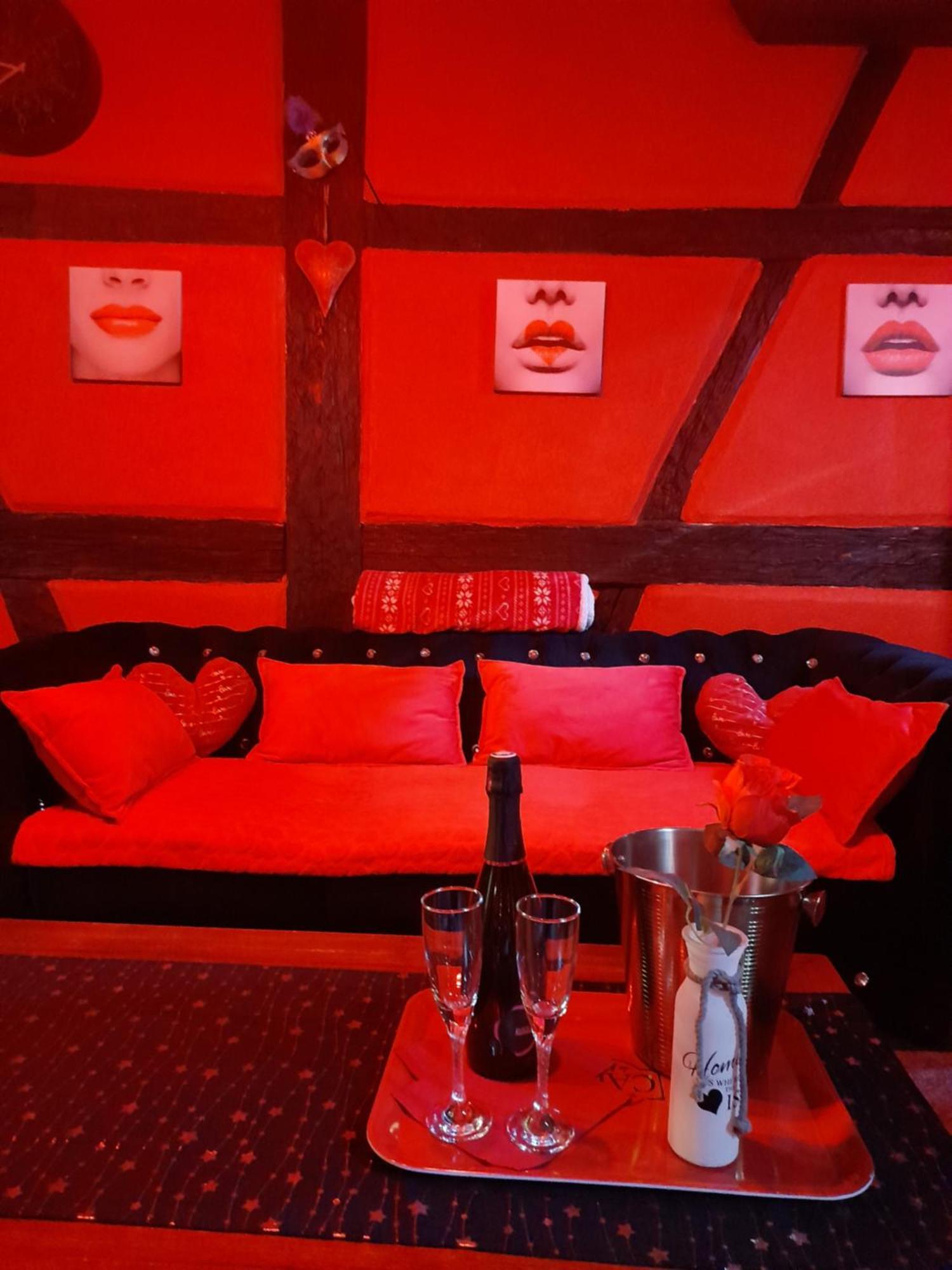 Love Room Le Rouge Et Noir Barr Luaran gambar