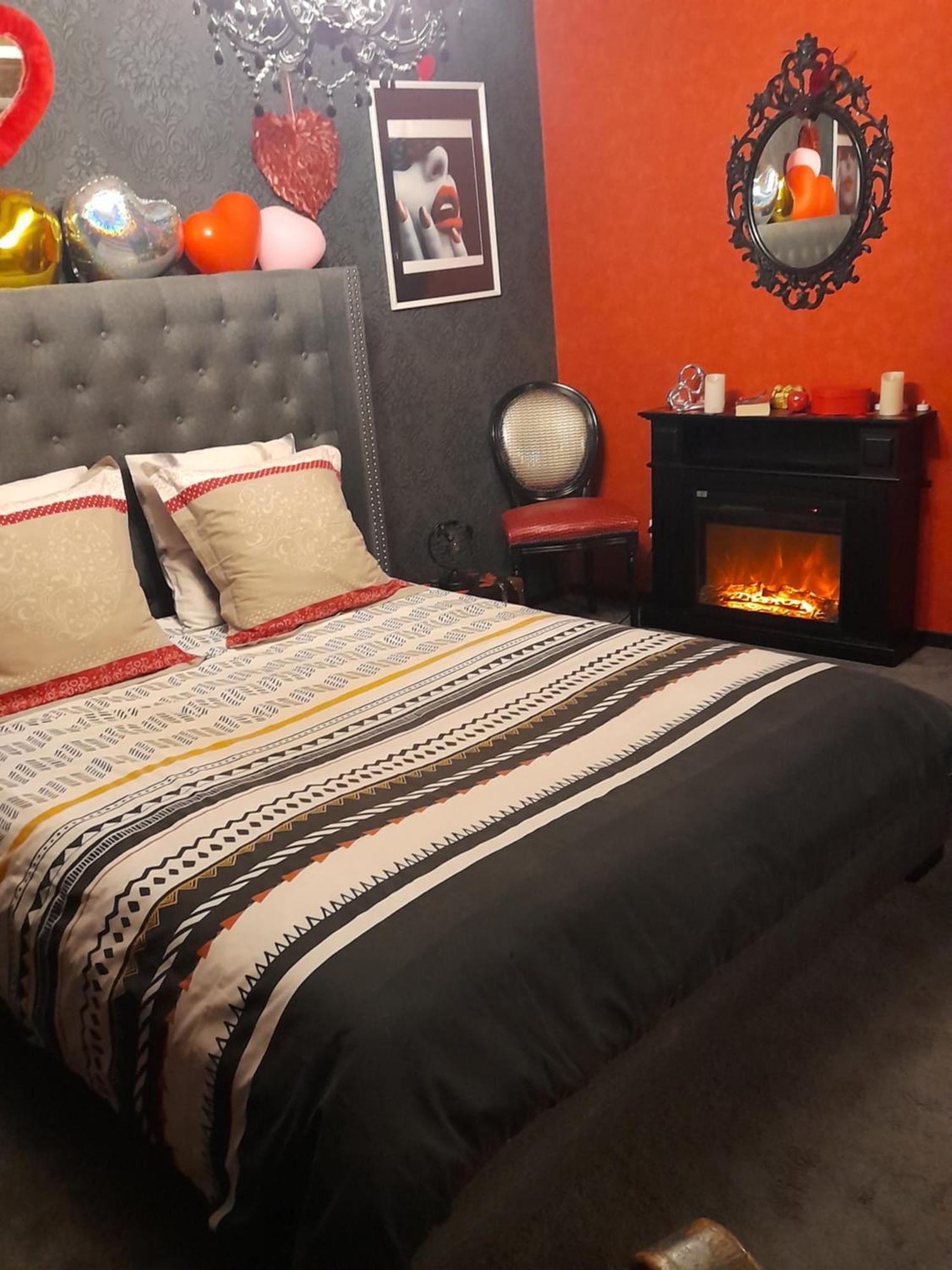 Love Room Le Rouge Et Noir Barr Luaran gambar