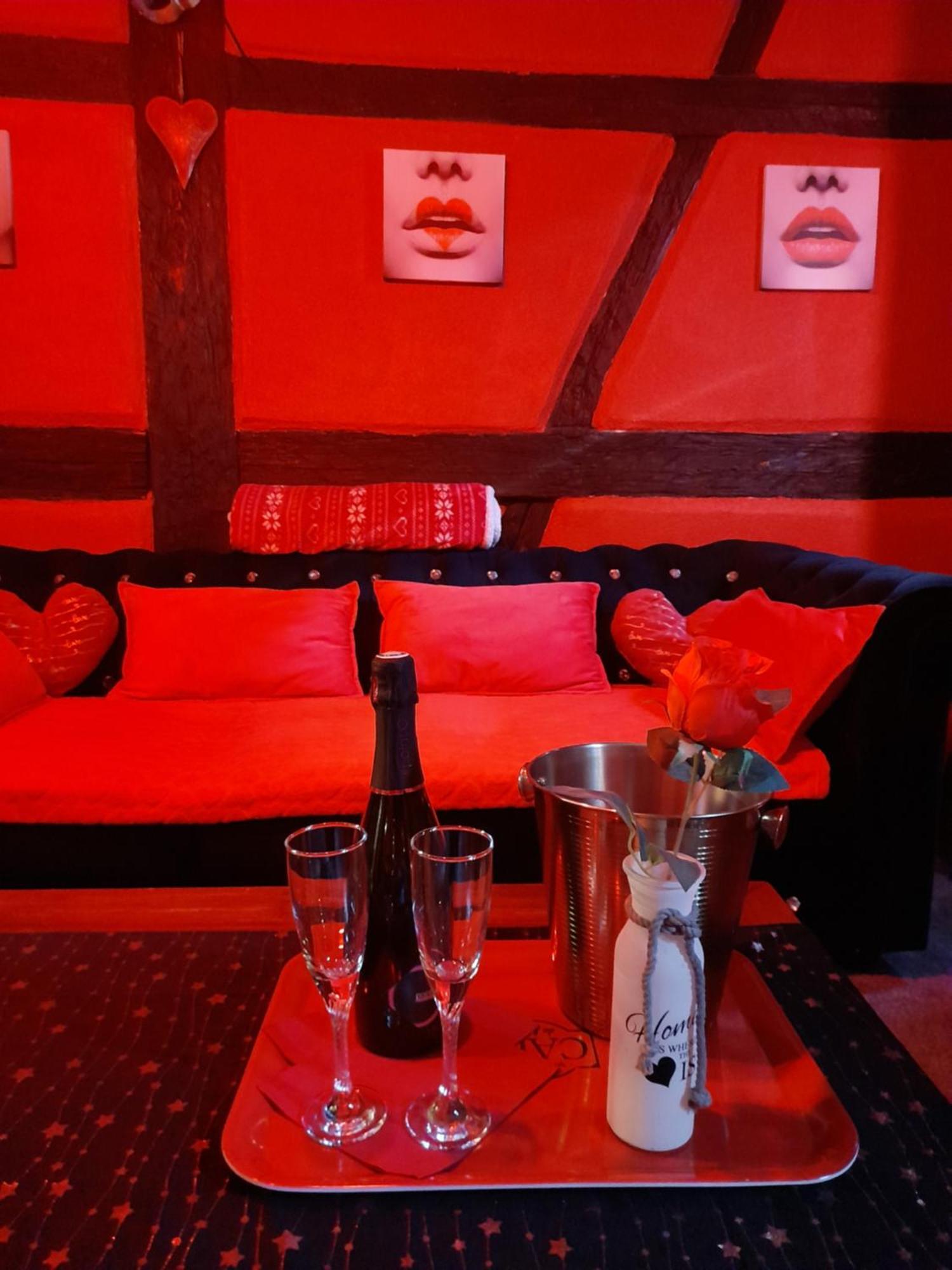 Love Room Le Rouge Et Noir Barr Luaran gambar