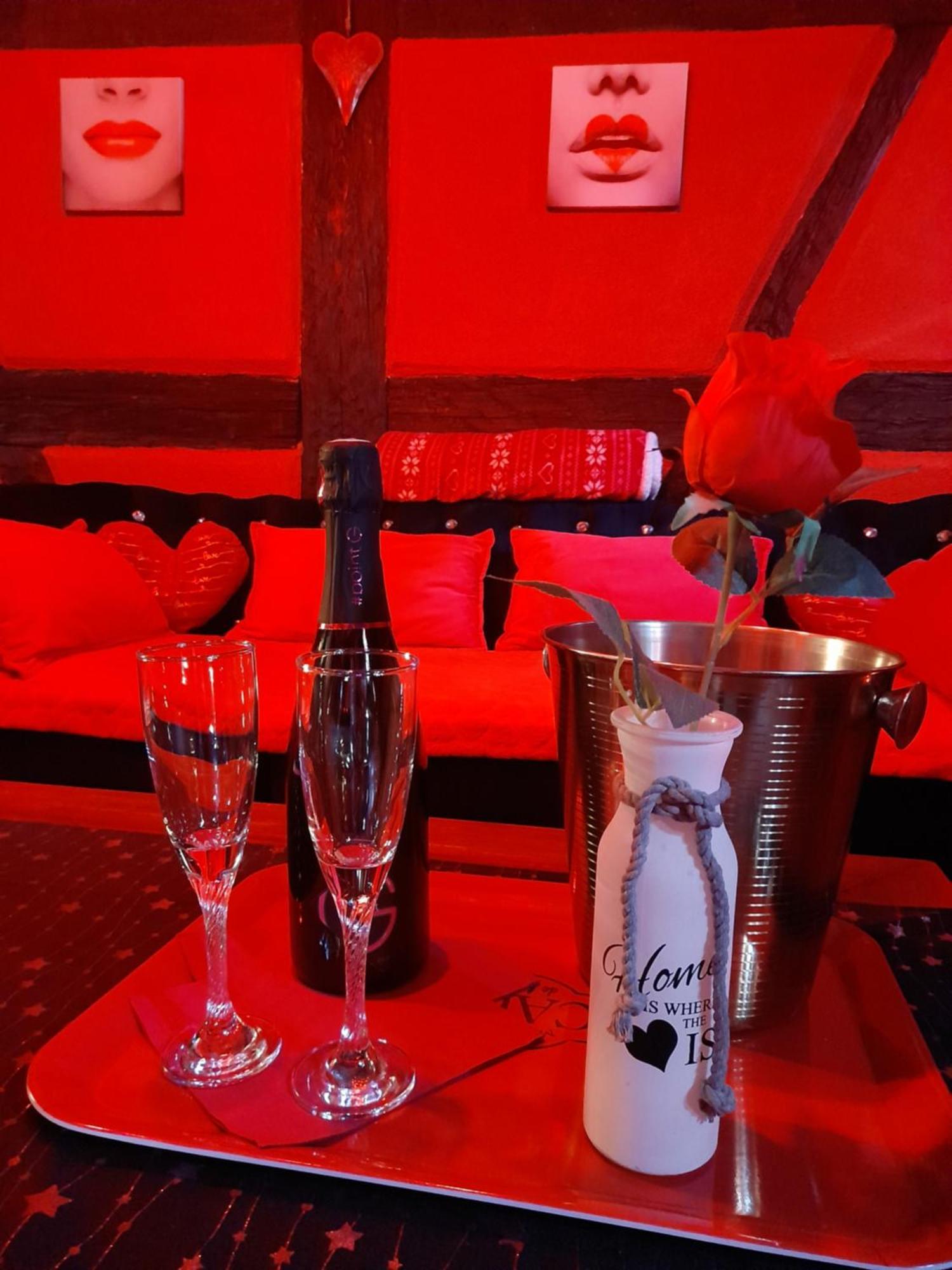 Love Room Le Rouge Et Noir Barr Luaran gambar