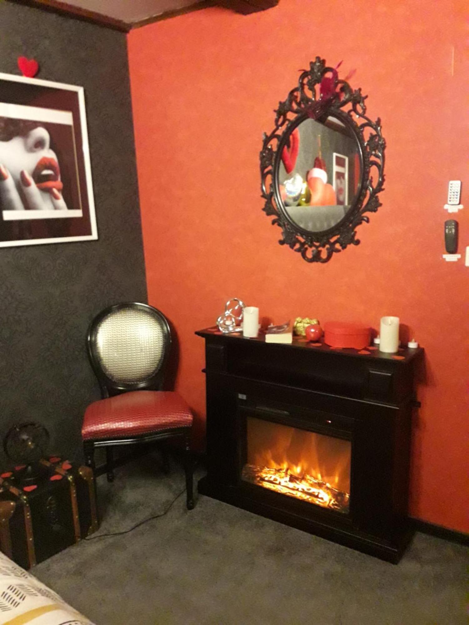 Love Room Le Rouge Et Noir Barr Luaran gambar